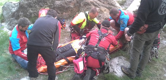 Záchranka horolezce z místa vyzvedla v podvsu pod vrtulníkem.
