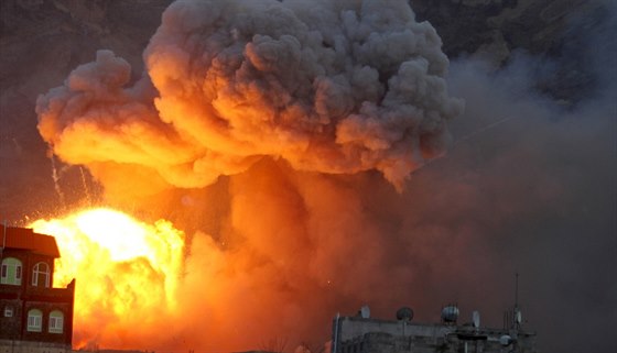 Ohe a kou se valí ze skladu zbraní, který zasáhli spojenci v Sanaa (11....