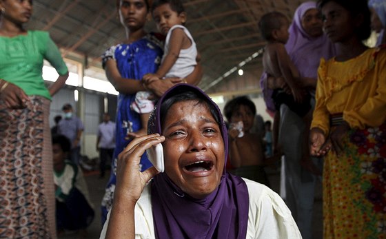 Uprchlice z Barmy telefonuje s píbuznými, její lo dorazila do Indonésie (16....