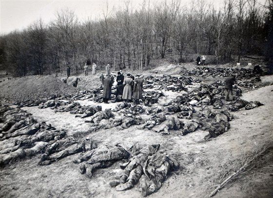Jediný existující snímek zachycuje mrtvé a o cennosti okradené Němce před pohřbením.