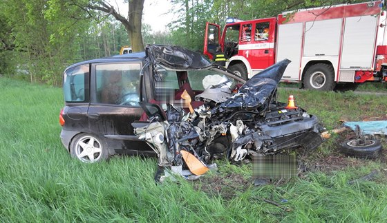 Řidička na Prostějovsku narazila do stromu a její auto začalo hořet. Vytáhli jí...