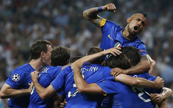JUVENTUS SLAVÍ. Fotbalisté Juventusu oslavují vyrovnávací gól proti Realu...