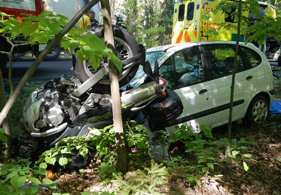 V pondlí odpoledne se u Tebon srazil motorká s renaultem. idi motocyklu...