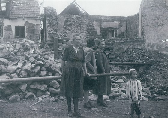 Lidé hledali po bombardování své blízké a známé. Poet tch, kteí pili o...