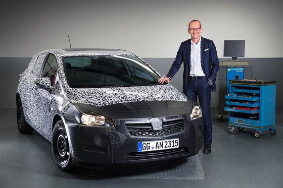 Šéf Opelu Karl-Thomas Neumann představí novou astru na autosalonu ve Frankfurtu...