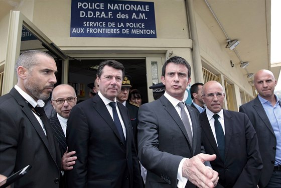 Francouzský premiér Manuel Valls (tetí zprava) na návtv msta Menton na...