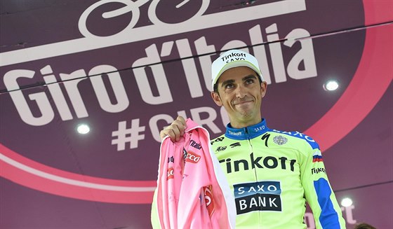AU, NEJDE TO. panlský cyklista Alberto Contador si v pádu v 6. etap Gira...