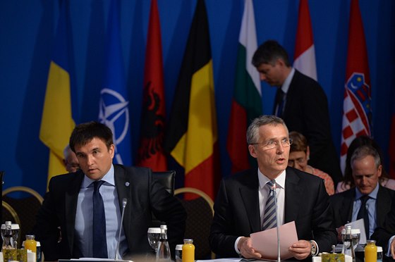 Ukrajinský ministr zahranií Pavlo Klimkin a tajemník NATO Jens Stoltenberg...