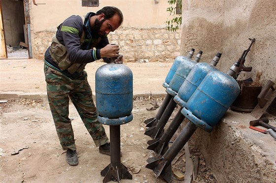 Syrský povstalec kontroluje střely pro dělo Borkan vyrobené z plynových bomb.
