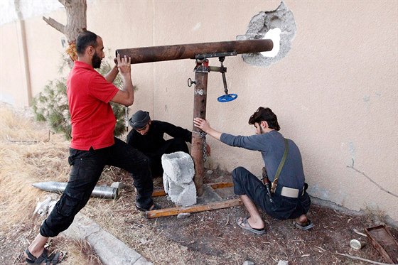 Syrští rebelové používají improvizovaný trubicový raketomet.