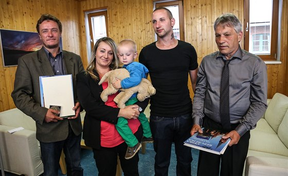 Rodina se sela se zachránci na Mstském úadu v Hluín. Zleva Petr Janík,...