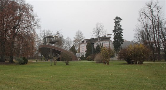 Otáivé hledit v zámecké zahrad v eském Krumlov.