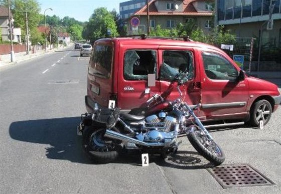 idi citröenu pejídl z ulice Krále Jiího z Podbrad do nemocnice a...