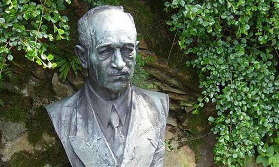 Bustu Edvarda Benee vytvoil v roce 1947 socha Karel Dvoák.