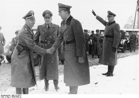 Kurt Daluege (vpravo) si potřásá rukou z Heinrichem Himmlerem.