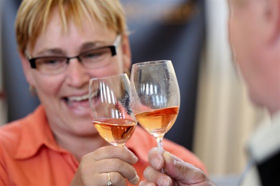 Růžové víno se těší v Česku čím dál větší oblibě. (ilustrační snímek)