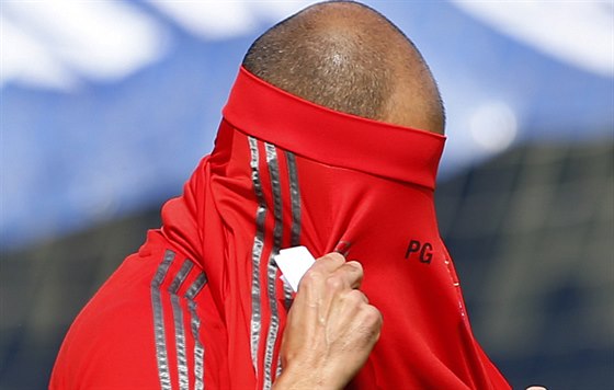 Josep Guardiola, kou Bayernu Mnichov, na pedzápasovém tréninku ped odvetou...