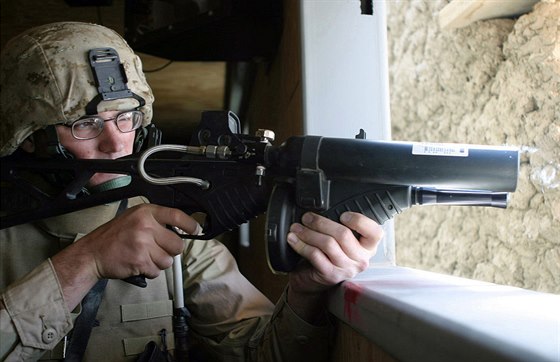 Americký voják s nesmrtící zbraní FN 303 při cvičení