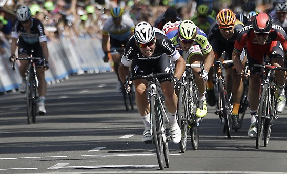 Mark Cavendish vítzí v závreném spurtu první etapy závodu Kolem Kalifornie.
