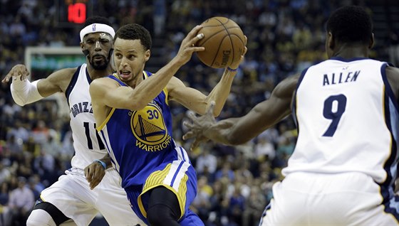 Stephen Curry z Golden State proniká obranou Memphisu.