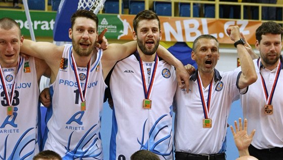 Basketbalisté Prostjova slaví ligový bronz.
