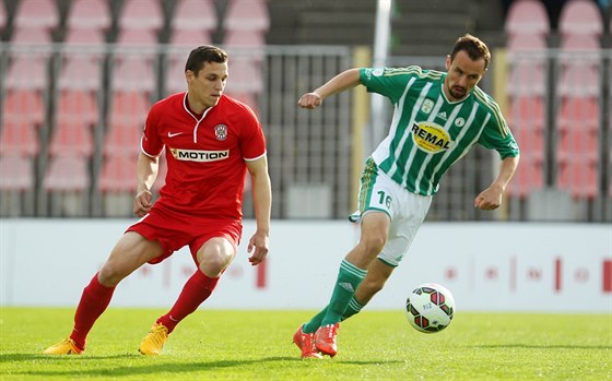 Ofenzivní záloník Jan Moravec z Bohemians Praha 1905 se snaí projít obranou...