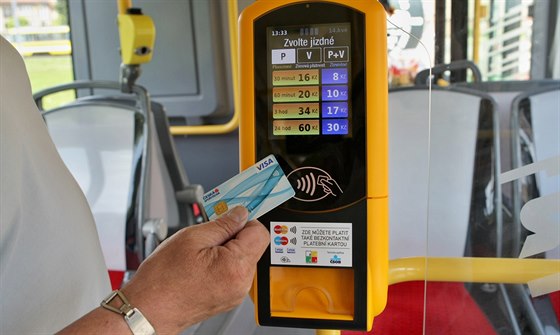 Platit kartou bude v Liberci možné už i v autobusech (ilustrační snímek).