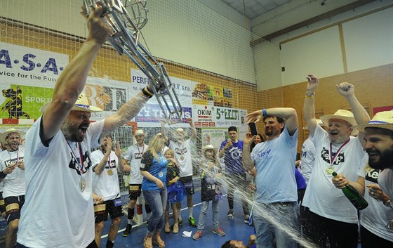 Zkrápný plzeský trenér Martin etlík s trofejí pro mistry.