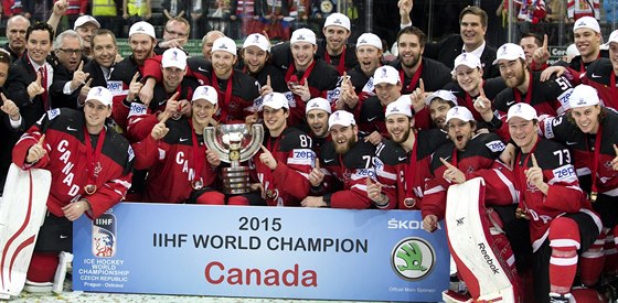 Kanadští hokejisté se radují z titulu mistrů světa. Jan Fišera s brýlemi v poslední řadě.