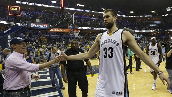 Marc Gasol slaví s fanouky Memphisu výhru nad Golden State.