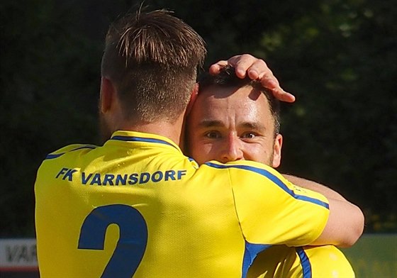 Varnsdorftí fotbalisté Radim Breite (zády) a Ladislav Martan oslavují gól.