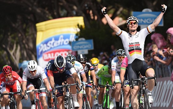 Andre Greipel slaví vítzství v esté etap Gira d´Italia.