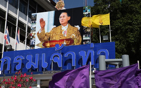 Thajský král je posledním svorníkem politicky rozpolcené zem. Po jeho smrti se...