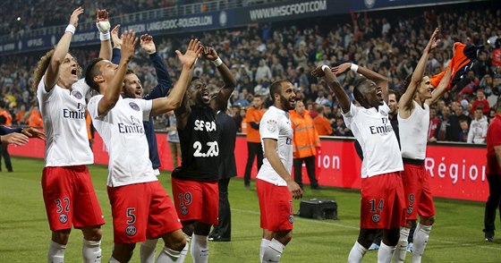 JE TO NAE! Fotbalisté Paris St. Germain se radují ze zisku tetího titulu v...
