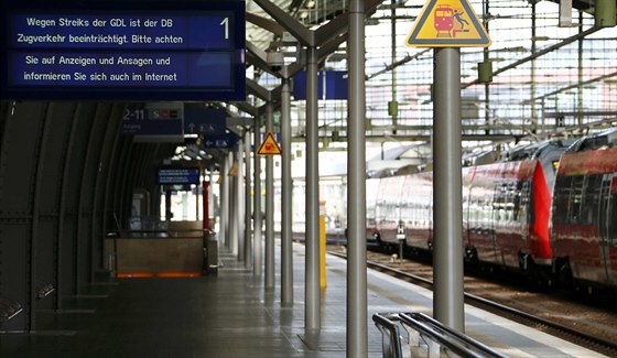 Informace o stávce na berlínském nádraí Ostbahnhof (7. kvtna 2015)