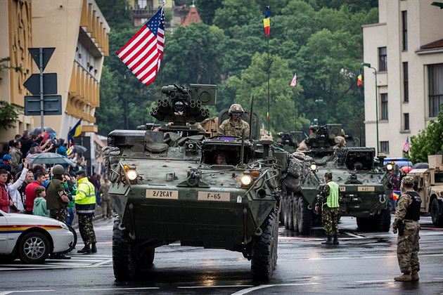 Konvoj americké armády projíždí rumunským městem Brašov