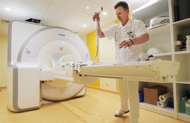 Fakultní nemocnice v Plzni p�edstavila nový diagnostický p�ístroj PET/MRI,...