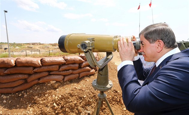 Turecký premiér Ahmet Davutoglu u hrobky �áha Sulejmana na území Sýrie (11....