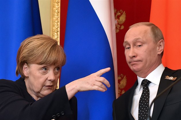 N�mecká kanclé�ka Angela Merkelová a ruský prezident Vladimir Putin na spole�né...