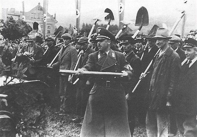 Slavnostní výkop na stavbě dálnice v Liberci v dubnu 1939.