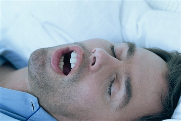 Ve spánku přestane dýchat a tělo bojuje o kyslík. Co je spánková apnoe -  iDNES.cz