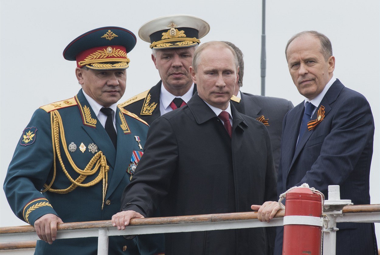 Ruský prezident Vladimir Putin s ministrem obrany Sergejem �ojgu (vlevo) a...