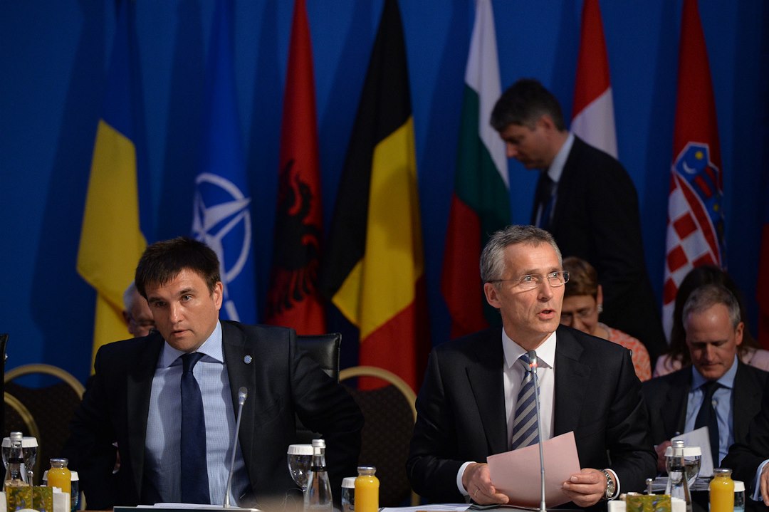 Ukrajinský ministr zahrani�í Pavlo Klimkin a tajemník NATO Jens Stoltenberg...