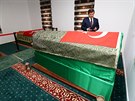 Turecký premiér Ahmet Davutoglu u hrobky áha Sulejmana na území Sýrie (11....
