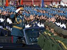 Ruský ministr obrany Sergej ojgu na vojenské pehlídce v Moskv (9. kvtna...