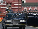 Ruský ministr obrany Sergej ojgu pehlíí z limuzíny vojenskou pehlídku v...