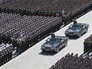 Ruský ministr obrany Sergej Šojgu (vepředu) přehlíží z limuzíny vojenskou...