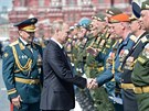 Ruský prezident Vladimir Putin a ministr obrany Sergej ojgu na vojenské...