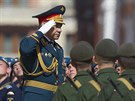 Ruský ministr obrany Sergej Šojgu přehlíží vojenskou přehlídku v Moskvě (9....