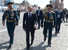 Ruský prezident Vladimir Putin a ministr obrany Sergej ojgu (vlevo) na...